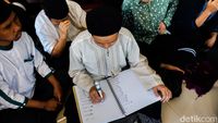 Potret Bahagia Disabilitas Netra Bandung Terima Al-Quran Braille Digital
