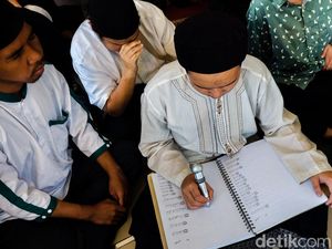 Potret Bahagia Disabilitas Netra Bandung Terima Al-Quran Braille Digital