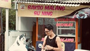Potret Abidzar saat Motoran dan Mampir di Warung Bakso