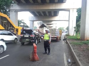Ada Truk Patah As Roda di Jalan MT Haryono, Lalin Arah Pancoran Macet
