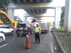 Ada Truk Patah As Roda di Jalan MT Haryono, Lalin Arah Pancoran Macet