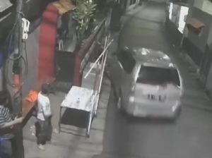 Ketahuan Warga Sahur, Pencuri Mobil Tabrak Tiang Listrik saat Kabur