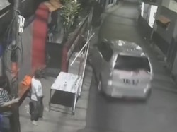 Ketahuan Warga Sahur, Pencuri Mobil Tabrak Tiang Listrik saat Kabur