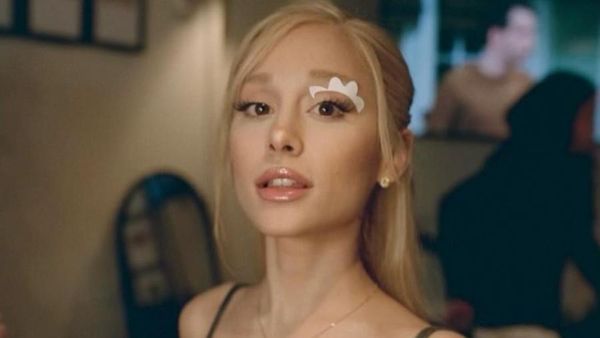 8 Foto Ariana Grande di Video We Cant Be Friends yang Viral Bikin Baper