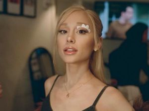 8 Foto Ariana Grande di Video We Cant Be Friends yang Viral Bikin Baper 8 Foto Ariana Grande di Video We Cant Be Friends yang Viral Bikin Baper