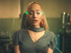 Lirik Lagu Ariana Grande We Cant Be Friends dengan Terjemahan dan Maknanya Lirik Lagu Ariana Grande We Cant Be Friends dengan Terjemahan dan Maknanya