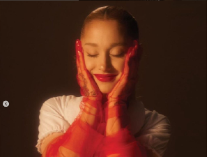 Ariana Grande Balas Kritikan Haters yang Sindir Suaranya Berubah