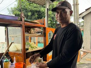 Penjual Bakso Jangkung Bertahan di Harga Rp 10 Ribu Semangkok, Intip Omzetnya