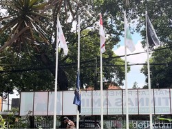 Pria Ini Tiba-tiba Turunkan Bendera NasDem di Markas Timnas AMIN