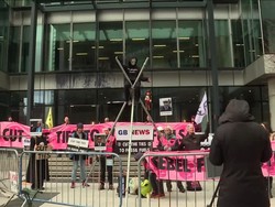 Aktivis Iklim Demo di Kantor Penyiaran Inggris, Protes Penyangkalan Iklim