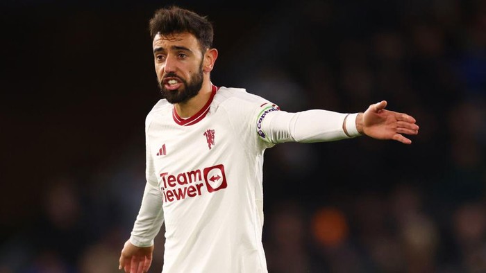 WOLVERHAMPTON, ENGLAND - FEBRUARY 01: Bruno Fernandes of Manchester United during the Premier League match between Wolverhampton Wanderers and Manchester United at Molineux on February 01, 2024 in Wolverhampton, England. (Photo by Marc Atkins/Getty Images)
