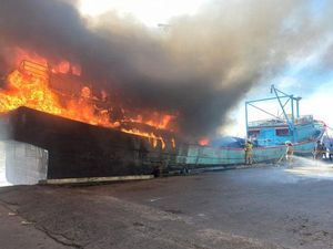 2 Kapal Terbakar Saat Sandar di Pelabuhan Muara Baru Jakut