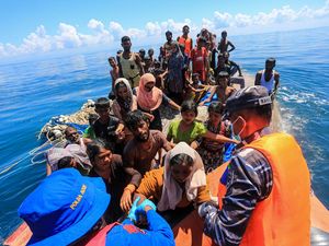 Kapalnya Terbalik, 69 Pengungsi Rohingya Berhasil Dievakuasi Kapalnya Terbalik, 69 Pengungsi Rohingya Berhasil Dievakuasi