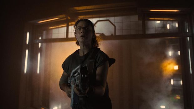 Film Alien: Romulus (2024) Cailee Spaeny as Rain Carradine in 20th Century Studios' ALIEN: ROMULUS. Photo courtesy of 20th Century Studios. © 2024 20th Century Studios. All Rights Reserved.