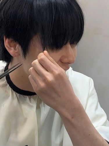 Gaya Hwang Min Hyun Jalani Wamil Hari Ini