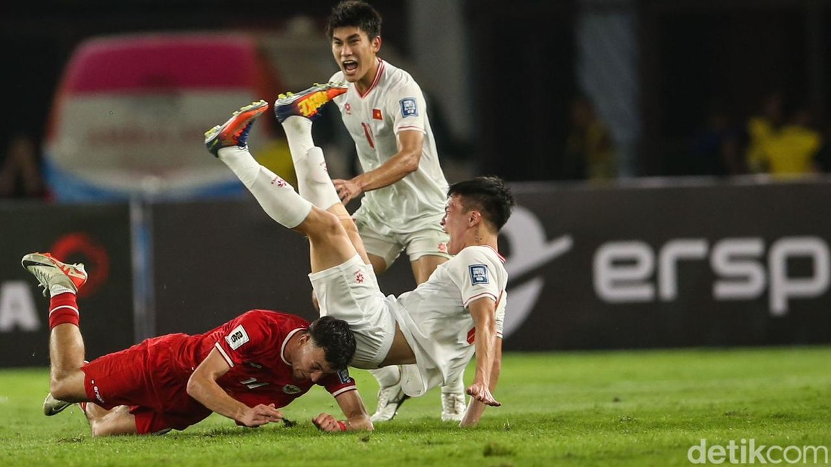 Lapangan Stadion GBK yang tampak botak-botak saat Indonesia Vs Vietnam (Foto: Rifkianto Nugroho/detikSport)