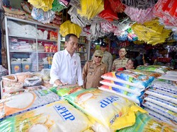 Jokowi Tinjau Pasar Sungai Ringin Kalbar: Harga Naik tapi Nggak Banyak