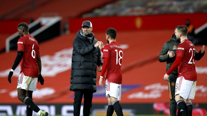 Liverpool manager Jurgen Klopp (second left) bumps fists with Manchester Uniteds Bruno Fernandes at the end of the Emirates FA Cup fourth round match at Old Trafford, Manchester. Picture date: Sunday January 24, 2021. (Photo by Phil Noble/PA Images via Getty Images)