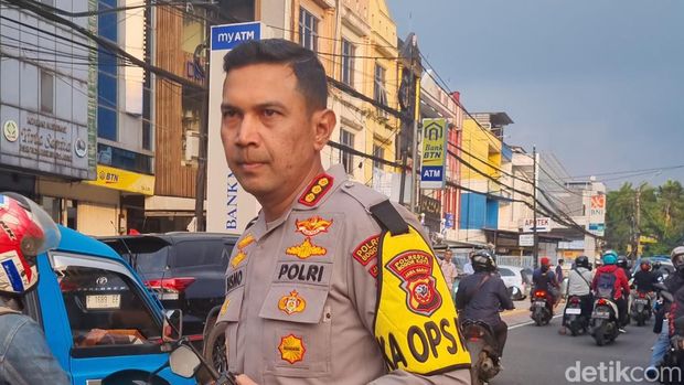 Kapolresta Bogor Kota Kombes Bismo Teguh Prakoso turun ke jalan membubarkan konvoi geng motor di Jl Tajur Raya, Kamis (21/3/2024).