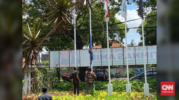 Kecewa Ucapkan Selamat ke Prabowo, Relawan Turunkan Bendera NasDem di Markas Timnas