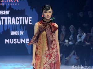 10 Koleksi Baju Batik Modern, Inspirasi untuk Tampilan Karyawan Kantoran 10 Koleksi Baju Batik Modern, Inspirasi untuk Tampilan Karyawan Kantoran