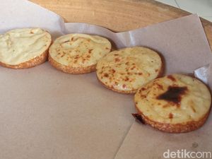 Gurih Lembut Kue Lumpur di Cirebon yang Dimasak Pakai Arang Gurih Lembut Kue Lumpur di Cirebon yang Dimasak Pakai Arang
