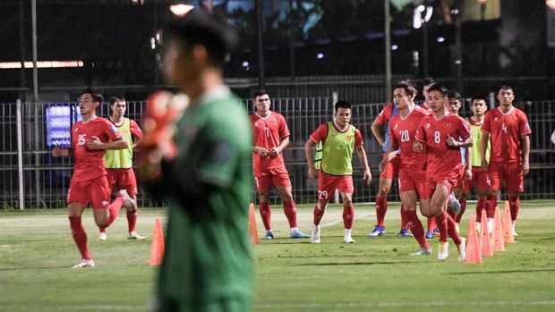 Sejumlah pesepak bola Vietnam menjalani latihan di Lapangan A Gelora Bung Karno, Senayan, Jakarta, Rabu (20/3/2024). Tim sepak bola Vietnam menggelar latihan jelang bertanding melawan Timnas Indonesia dalam laga lanjutan Grup F kualifikasi Piala Dunia 2026 zona Asia di Stadion Utama Gelora Bung Karno pada Kamis (21/3/2024). ANTARA FOTO/Hafidz Mubarak A