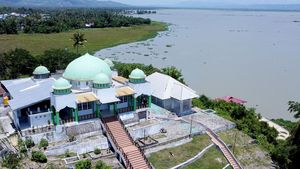 Kesejukan di Masjid Quba dengan Panorama Danau Limboto Gorontalo