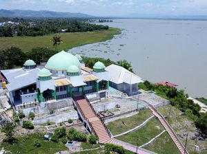 Kesejukan di Masjid Quba dengan Panorama Danau Limboto Gorontalo