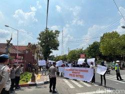 Puluhan Orang di Mojokerto Demo Pertanyakan Netralitas Polri