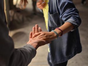 Offering Help dalam Bahasa Inggris: Jenis, Contoh, dan Responsnya