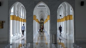 Doa Masuk dan Keluar Masjid: Arab, Latin dan Artinya