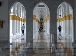 Doa Masuk dan Keluar Masjid: Arab, Latin dan Artinya