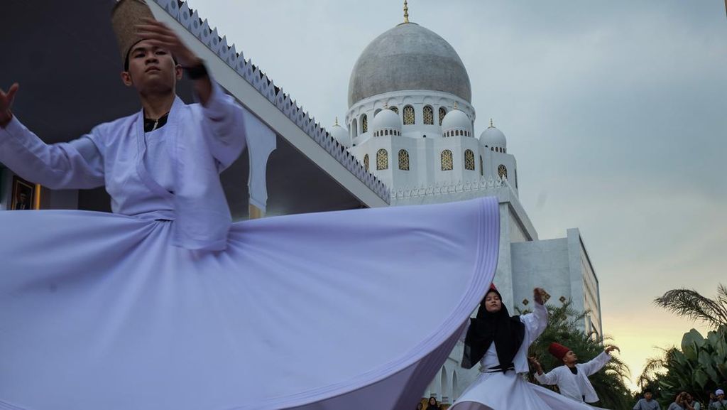 Mengagumi Pentas Tari Sufi Sambil Ngabuburit di Masjid Sheikh Zayed Solo
