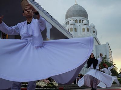 Mengagumi Pentas Tari Sufi Sambil Ngabuburit di Masjid Sheikh Zayed Solo