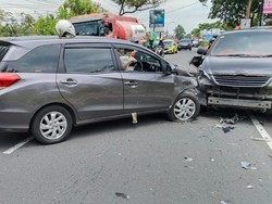 Mobilio Tabrak Innova di Jakal Sleman, Arus Lalin Sempat Macet