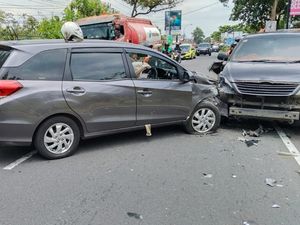 Mobilio Tabrak Innova di Jakal Sleman, Arus Lalin Sempat Macet Mobilio Tabrak Innova di Jakal Sleman, Arus Lalin Sempat Macet