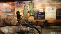 Momen Aktivis Pro Demokrasi Kunjungi Museum Polri