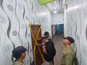 Nekat Buka di Bulan Puasa, 5 Kafe Karaoke di Todanan Blora Disegel Nekat Buka di Bulan Puasa, 5 Kafe Karaoke di Todanan Blora Disegel