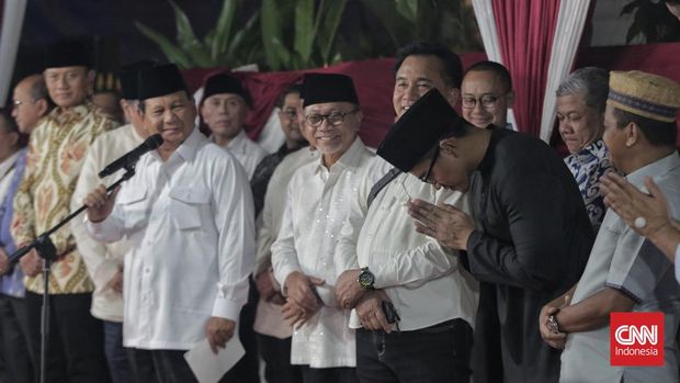 Calon Presiden 02 Prabowo Subianto bersama Ketua Partai Koalisi Indonesia Maju menyampaikan pidato kemenangan di kediamannya Kertanegara, Jakarta, Rabu, 21 Maret 2024. Prabowo mengucapkan rasa syukur karena setelah dinyatakan menang menjadi Presiden RI dari hasil rekapitulasi KPU dengan memperoleh 96.214.691 suara sah. Prabowo-Gibran unggul di 36 dari 38 provinsi seluruh Indonesia. Pasangan ini juga menang di luar negeri.