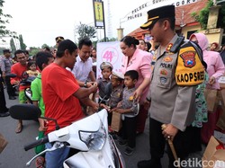Senangnya Siswa TK Kemala Bhayangkari Bojonegoro Berbagi Takjil Bareng Polisi