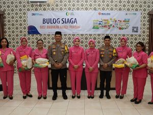 Polres Depok Gelar Bazar Sembako Murah