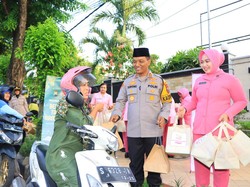 Polisi di Tuban Bagikan 500 Paket Takjil ke Pengguna Jalan