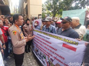 Massa Ngeluruk Polresta Sidoarjo Pertanyakan Sirekap, Polisi Tegaskan Netral Massa Ngeluruk Polresta Sidoarjo Pertanyakan Sirekap, Polisi Tegaskan Netral