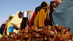 Potret Pengungsi Somalia Antre Menu Berbuka Puasa