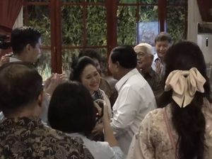 Momen Prabowo dan Titiek Cipika-cipiki di Kertanegara Usai Menang Pilpres Momen Prabowo dan Titiek Cipika-cipiki di Kertanegara Usai Menang Pilpres