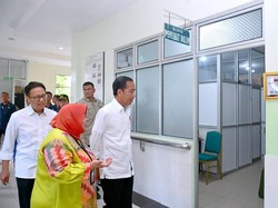 Jokowi Cek RSUD Sultan Syarif Pontianak, Minta Menkes Tambahkan Alkes