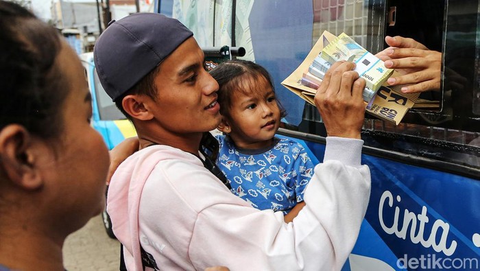 Warga antre untuk menukarkan potongan duit gres di kendaraan beroda empat kas keliling Bank Indonesia (BI) aktivitas Semarak Ramadhan dan Berkah Idul Fitri (Serambi) 2024 di Pasar Rasamala, Semarang, Jawa Tengah, Kamis (21/3/2024). Kantor Perwakilan (KPw) BI lokal membuka layanan penukaran duit gres layak edar di sejumlah titik kota itu untuk menyanggupi keperluan penduduk  pada bulan Ramadhan 1445 H dengan optimal penukaran sampai Rp4 juta per orang untuk potongan Rp1.000, Rp2 ribu, Rp5 ribu, Rp10 ribu, Rp20 ribu dan Rp50 ribu. ANTARA FOTO/Makna Zaezar/Spt.