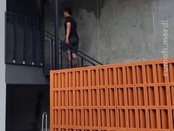 Rumahnya Dibikin Panggung, Bagaimana Kalau Ada Tamu Manula?