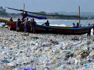 Bangkit dari Cibiran, Bali Bertekad Menuju Destinasi Bebas Sampah Dunia! Bangkit dari Cibiran, Bali Bertekad Menuju Destinasi Bebas Sampah Dunia!